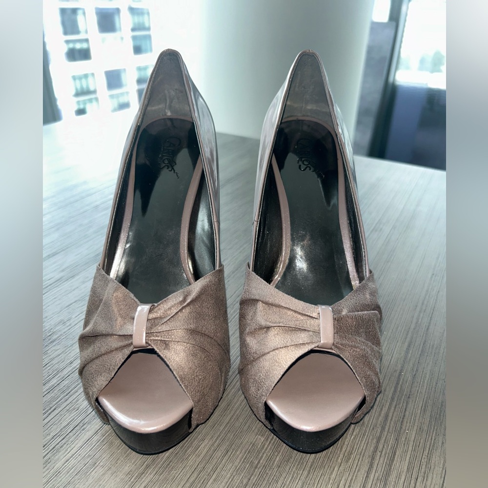 Carlos Santana sz 10 stilettos in Taupe